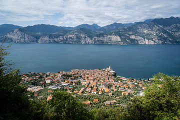 Fototapeta premium Panorama von Malcesine und Gardasee