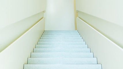 Obraz premium Staircase in light colors in a modern interior