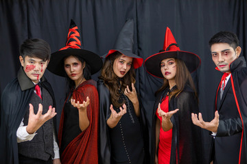 Obraz premium Young Asian people dress up as ghosts for Halloween