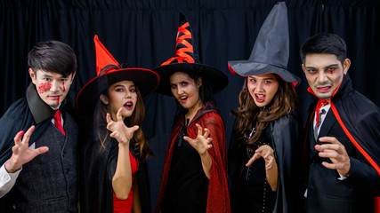 Obraz premium Young Asian people dress up as ghosts for Halloween