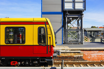 Berlin, Berliner S-Bahn, Nahverkehr, Stadtbahn Pendelverkehr Umsteigen Bahnhof Schöneweide, Berufsverkehr Fahrpreiserhöhung Rush hour Bahnbetrieb einsteigen aussteugensanierung sanierungsbedarf umbau  © Maurice Tricatelle