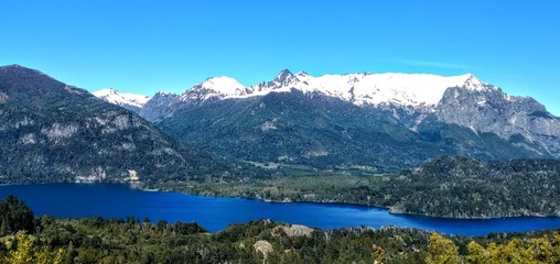 monta&ntilde;a, lago y bosque