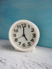 5時を指す時計