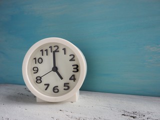 5時を指す時計