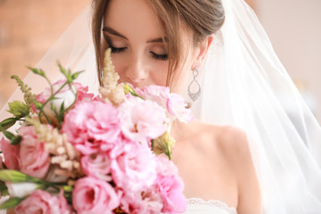 Obraz premium Beautiful young bride with bouquet