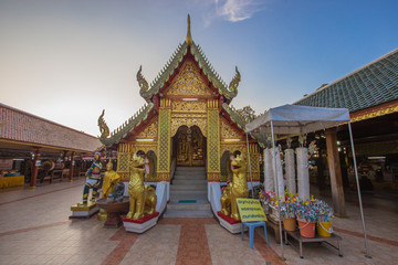Obraz premium Wat Phra That Doi Kham-Chiang Mai: 17 September 2019, a group of tourists come to see the scenery and make merit on the way inside the temple on the foot of a mountain, Mae Hia, Thailand.