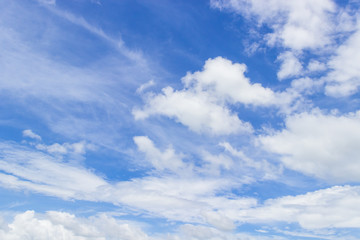 Obraz premium błękitne niebo i biała chmura puszysta w świetle dziennym