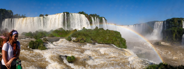 Mujer en primer plano en las cataratas de Iguazu lado de brasil