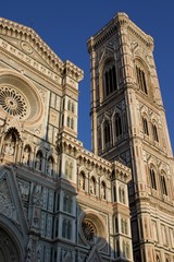 Fototapeta premium Catedral de Florencia con cielo azul en verano 