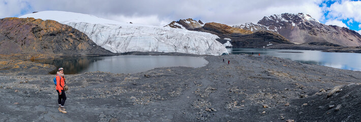 foto panorámica de Mujer junto a lagunas formadas por el deshielo de los nevados