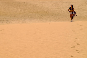Mujer caminando por el desierto