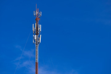 Obraz premium Telecommunication telephone signal transmission tower with beautiful blue sky background