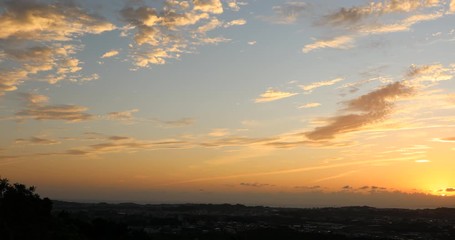 沈みゆく夕日 沖縄の街並み