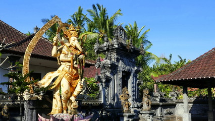 Fototapeta na wymiar goldene Ganesha Götterstatue schmückt balinesischen Hindutempel