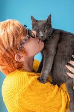 Young woman holding a cat