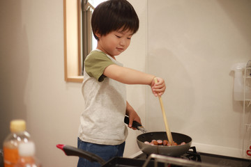 料理する男の子