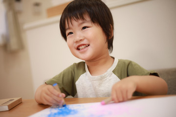 Naklejka premium お絵かきする男の子