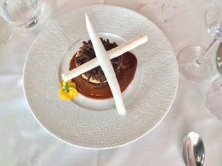 Soufflé de chocolats, et cigarettes de meringue 