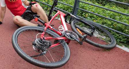 Bike injuries, woman cyclist fell down while cycling,injured both knees