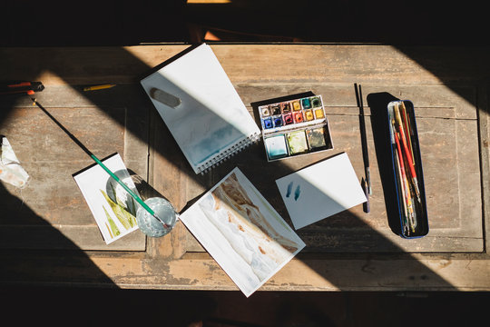 Lights and shadows on the table of a watercolorist
