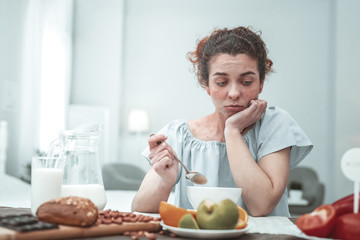 Curly woman not knowing what to eat while having allergy