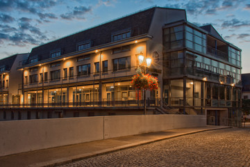 Fototapeta na wymiar Einkaufspassage Innenstadt Aue im Erzgebirge zur blauen Stunde, Sachsen, Deutschland,Europa