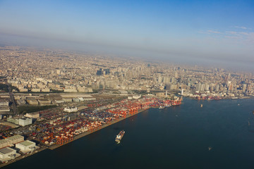 羽田空港離陸直後のコンテナターミナル上空