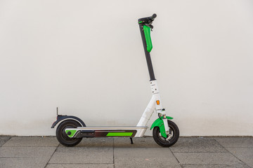 E Scooter vor einer weißen Wand