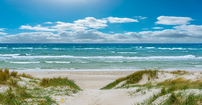 Ostseestrand Strandaufgang durch die D&uuml;nen mit Wellen auf dem Dar&szlig; in mecklenburg-vorpommern