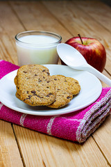 FIRST FLAT OF COOKIES WITH CHOCOLATE CHIPS AND MILK GLASS ON KITCHEN AND SPOON CLOTH 2. HEALTHY BREAKFAST