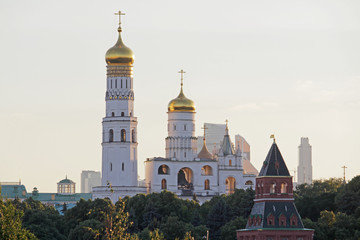 Fototapeta na wymiar View to Moscow Kremlin from Zaryadie park
