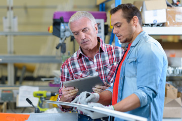 Obraz premium businessmen with clipboard at warehouse