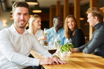 Mann mit einem Glas Rotwein zur Entspannung