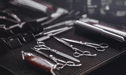 Professionelle Friseurwerkzeuge des Friseurs auf dem Tisch. Werkzeuge zum Schneiden von Bart und Haaren im Friseursalon. © Dmitry Yakovtsev