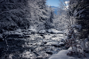 Paysage de neige dans la vallée de l'Oisans dans les Alpes françaises