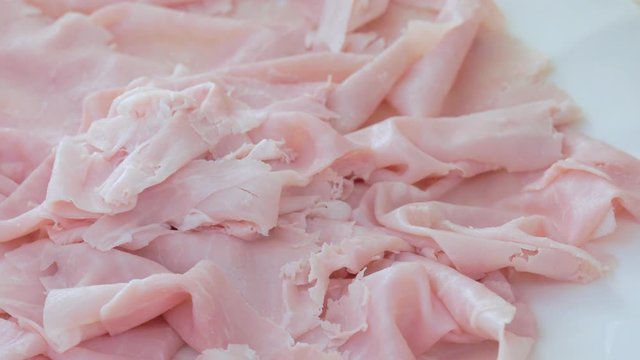 Prosciutto cotto affettato su un piatto per un buffet