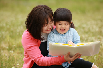 読書する親子