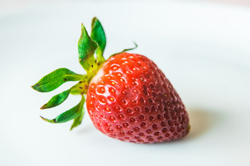 fragole su un piatto bianco e sfondo bianco