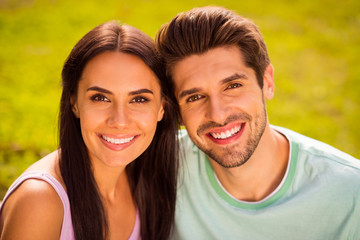 Obraz premium Close-up portrait of her she his he attractive lovely charming cheerful tender sweet married spouses spending romantic romance honey moon springtime outside