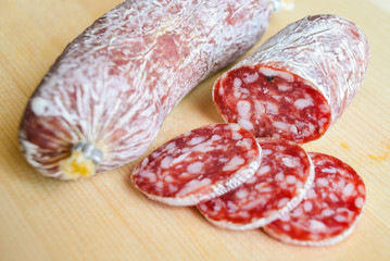 salame affettato su tagliere di legno
