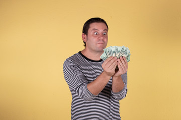 hombre haciendo un selfie ganador dolares