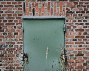 Tür an verlassenem Fabrikgebäude