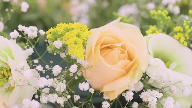 Fiori per un ristorante al centro della tavola 