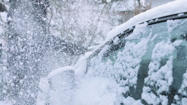 Auto im Winter mit gefrorener Frontscheibe und Schnee