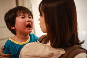 泣く男の子