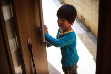 玄関で泣く男の子