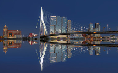 Fototapeta na wymiar Erasmusbrücke Rotterdam Skyline Spiegelung