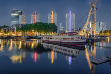 Fototapeta na wymiar Rotterdam Hafen zwischen HOchhäusern Nacht