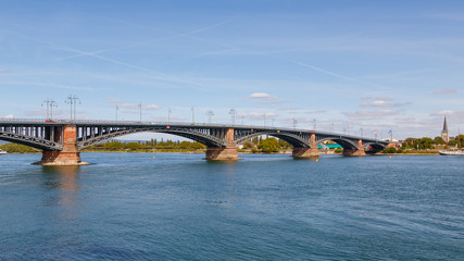 Fototapeta na wymiar Mainz, Theodor-Heuss-Brücke. 19.09.2019.