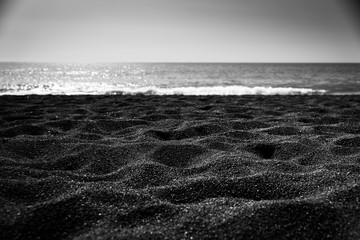 spiaggia nera in bianco e nero